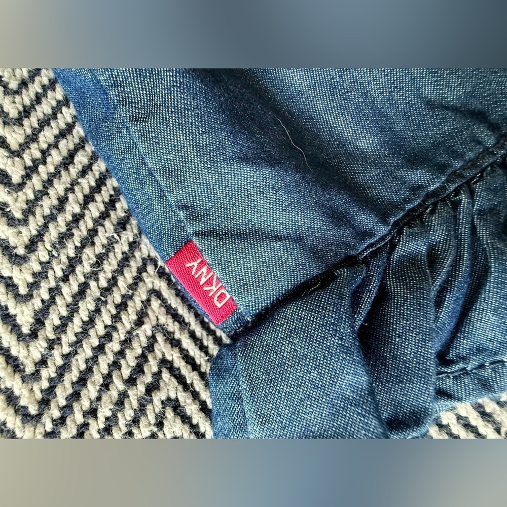 ✨ DKNY Girls Denim Ruffle Vest – Size 2T - Picture 4 of 4